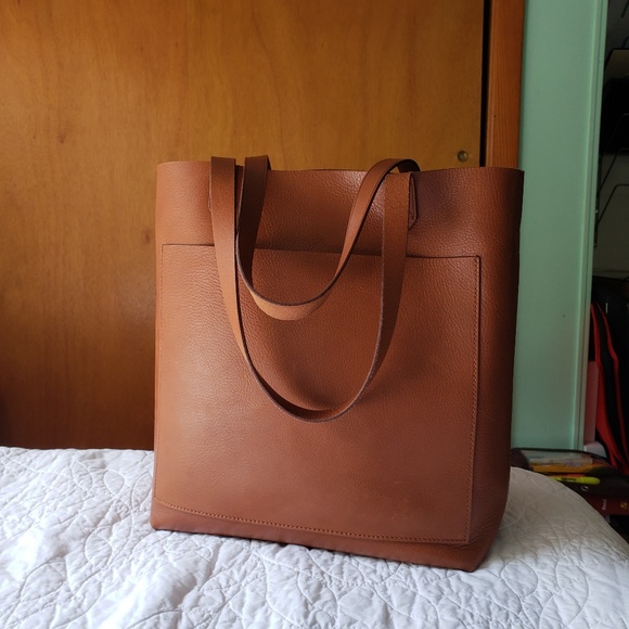 Madewell Handbags - Madewell Leather Medium Tote English Saddle